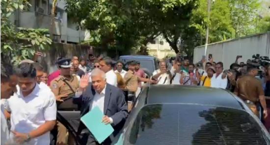 රනිල් අධිකරණ පරිශ්‍රයට පැමිණෙයි..